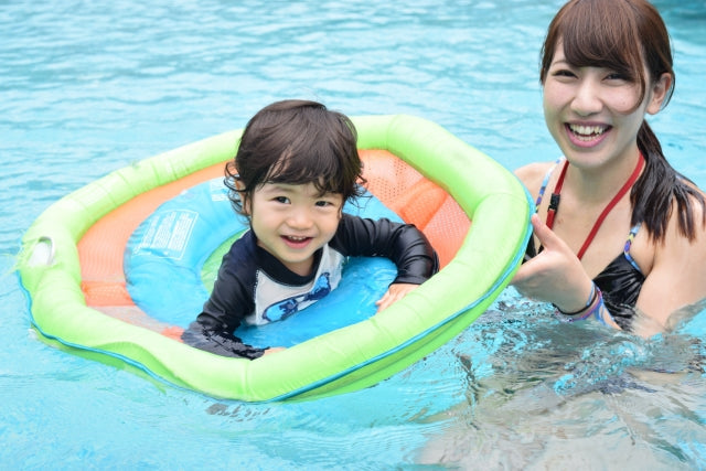 子供連れでプールを楽しむママ　
