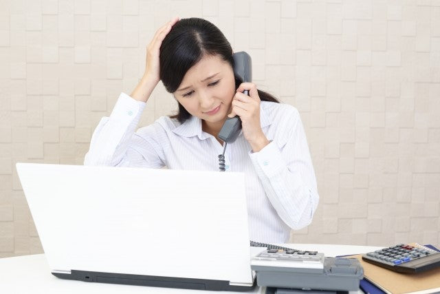 日々忙しく電話対応していて、トイレに行けず困っている女性