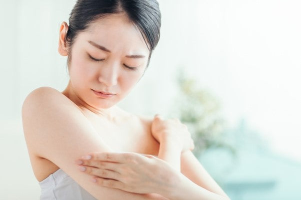 腕に蕁麻疹ができてしまい、気になっている女性